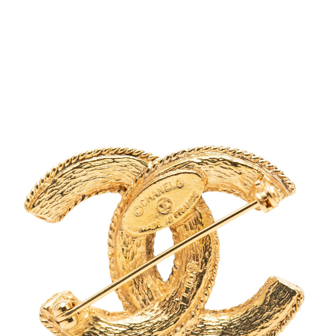 Chanel CC plaqué Filigree Broche Doré – vue 3 – GABY PARIS