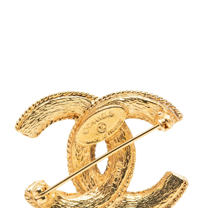 Chanel CC plaqué Filigree Broche Doré – vue 3 – GABY PARIS