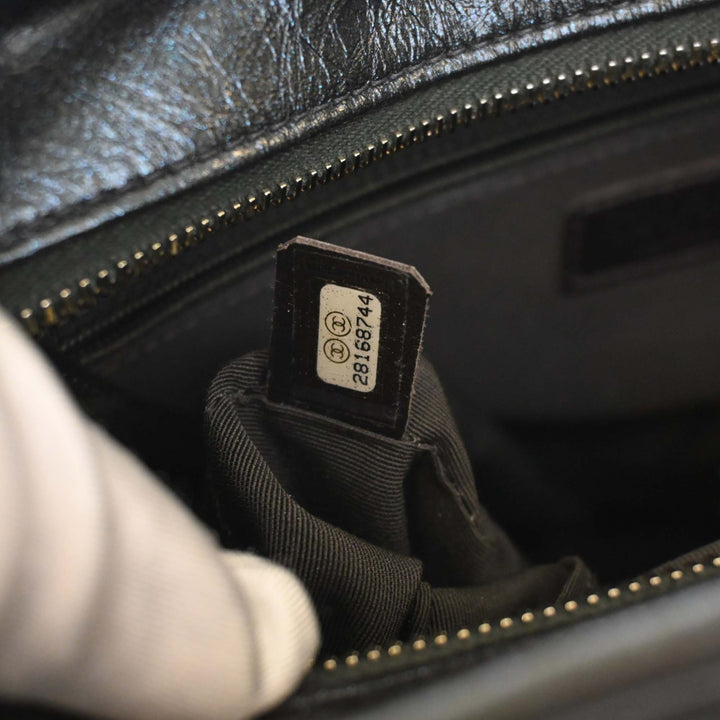 Chevron Irisé vieilli Gabrielle Sac Moyen Cuir de veau Noir