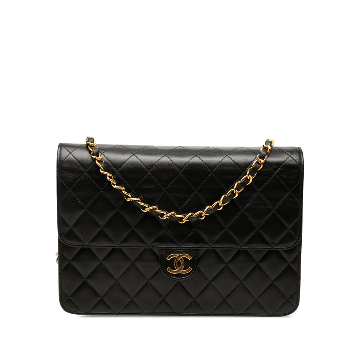 Chanel Sac porté épaule CC Matelassé Rabat simple Moyen Cuir d'agneau Noir – vue principale – GABY PARIS