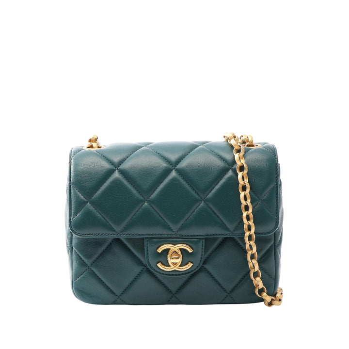 Chanel Carré Matelassé Bijoux Logo Chaîne à rabat Mini Cuir d'agneau Vert – vue principale – GABY PARIS