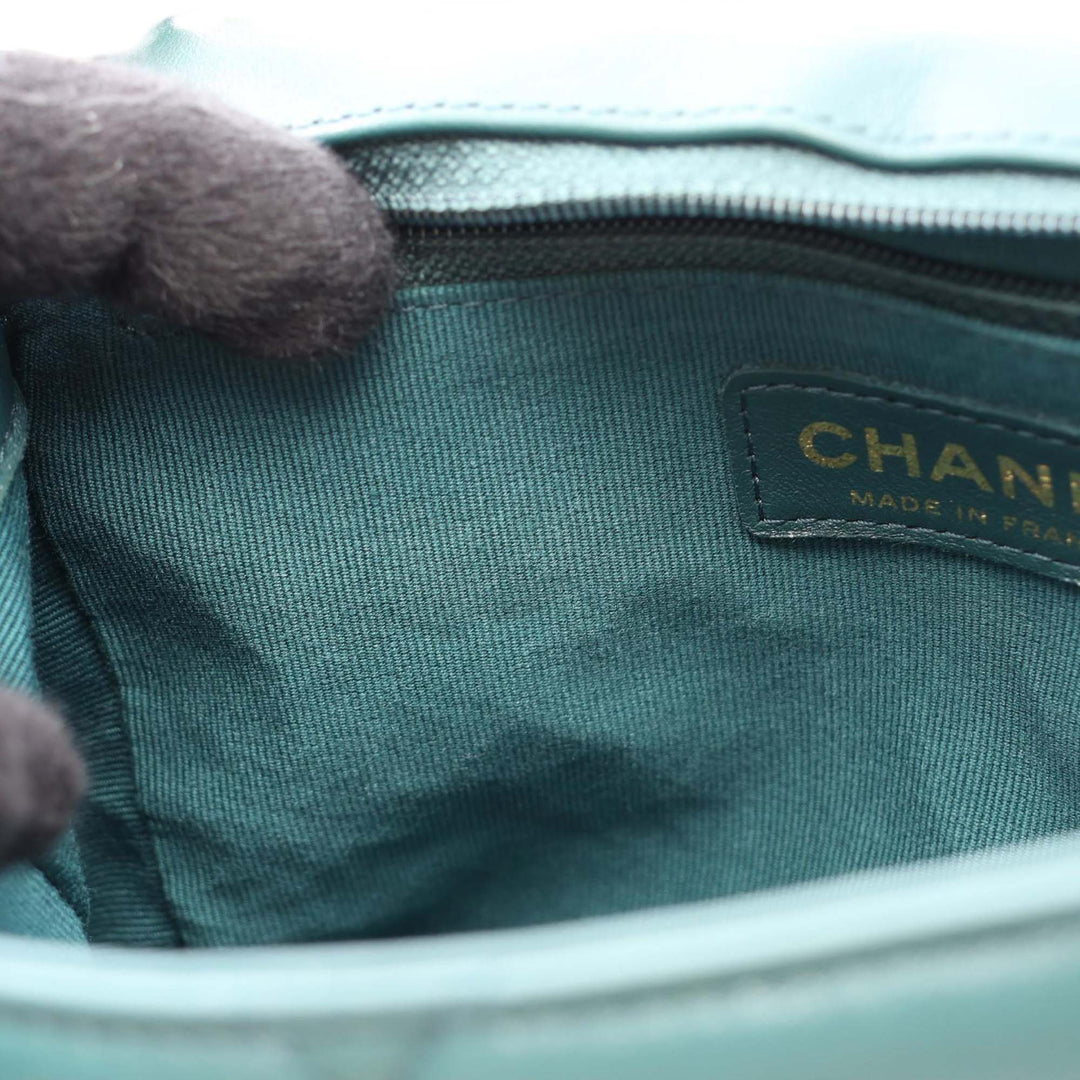 Chanel Carré Matelassé Bijoux Logo Chaîne à rabat Mini Cuir d'agneau Vert – vue 10 – GABY PARIS