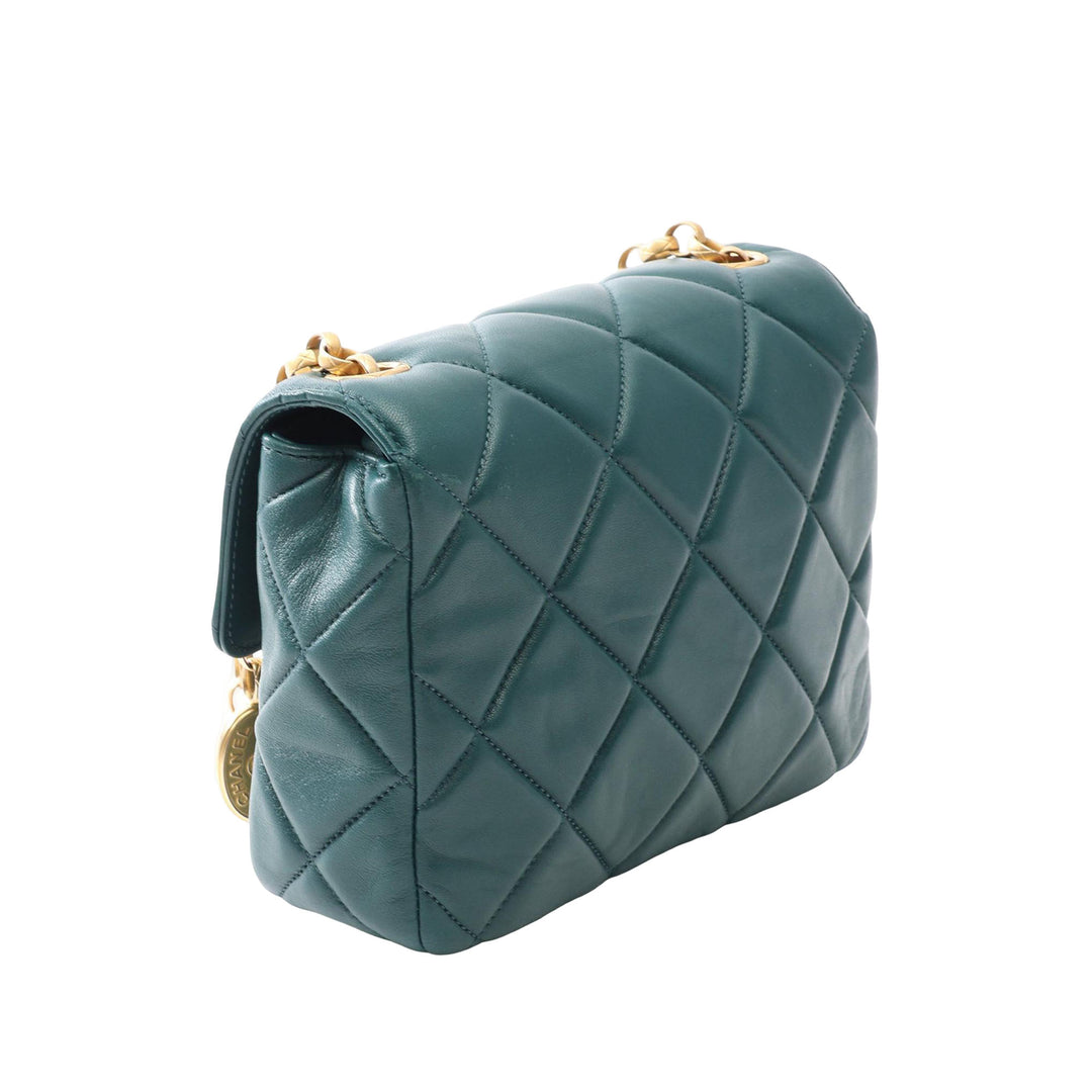 Chanel Carré Matelassé Bijoux Logo Chaîne à rabat Mini Cuir d'agneau Vert – vue 2 – GABY PARIS