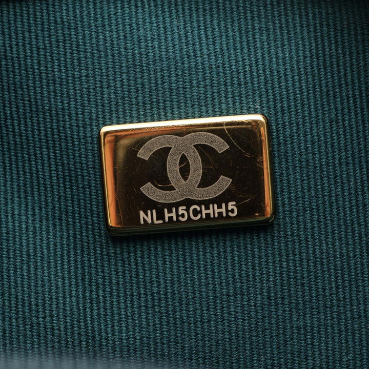 Chanel Carré Matelassé Bijoux Logo Chaîne à rabat Mini Cuir d'agneau Vert – vue 5 – GABY PARIS