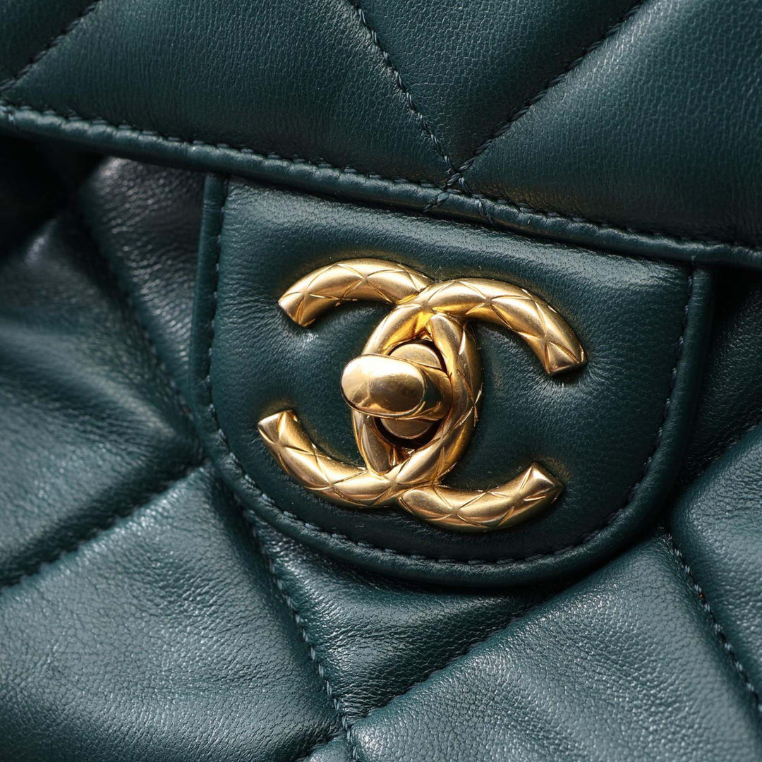Chanel Carré Matelassé Bijoux Logo Chaîne à rabat Mini Cuir d'agneau Vert – vue 6 – GABY PARIS