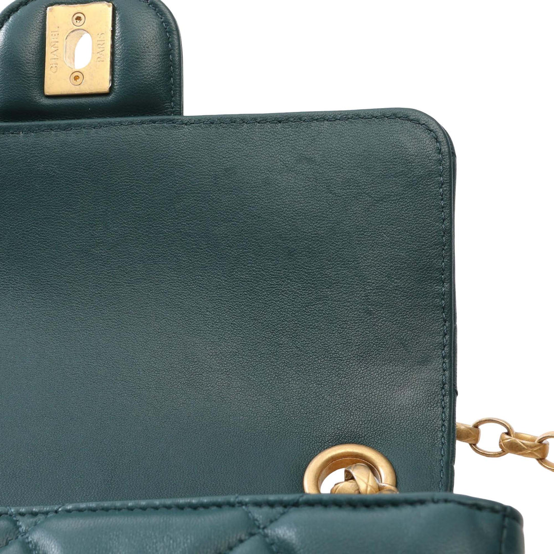 Chanel Carré Matelassé Bijoux Logo Chaîne à rabat Mini Cuir d'agneau Vert – vue 9 – GABY PARIS