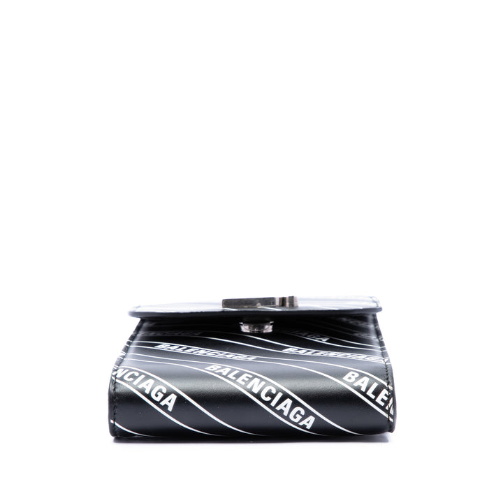 Balenciaga Étui téléphone Diagonal Allover Logo Imprimé B Cuir de veau Noir – vue 3 – GABY PARIS