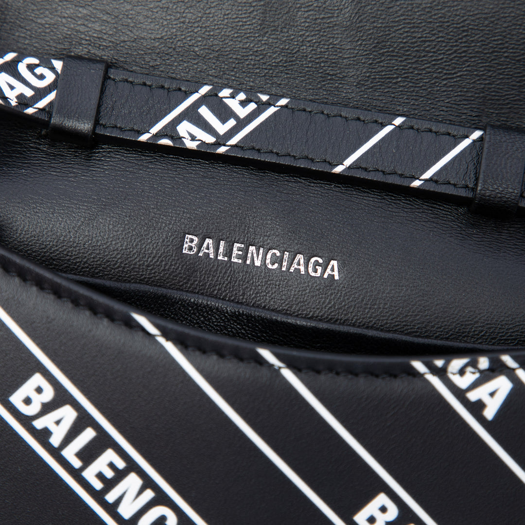 Balenciaga Étui téléphone Diagonal Allover Logo Imprimé B Cuir de veau Noir – vue 5 – GABY PARIS
