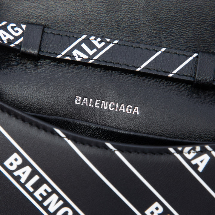 Balenciaga Étui téléphone Diagonal Allover Logo Imprimé B Cuir de veau Noir – vue 5 – GABY PARIS