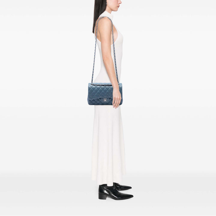 Chanel Sac porté épaule Classic Double rabat Jumbo Cuir d'agneau Bleu – vue 6 – GABY PARIS