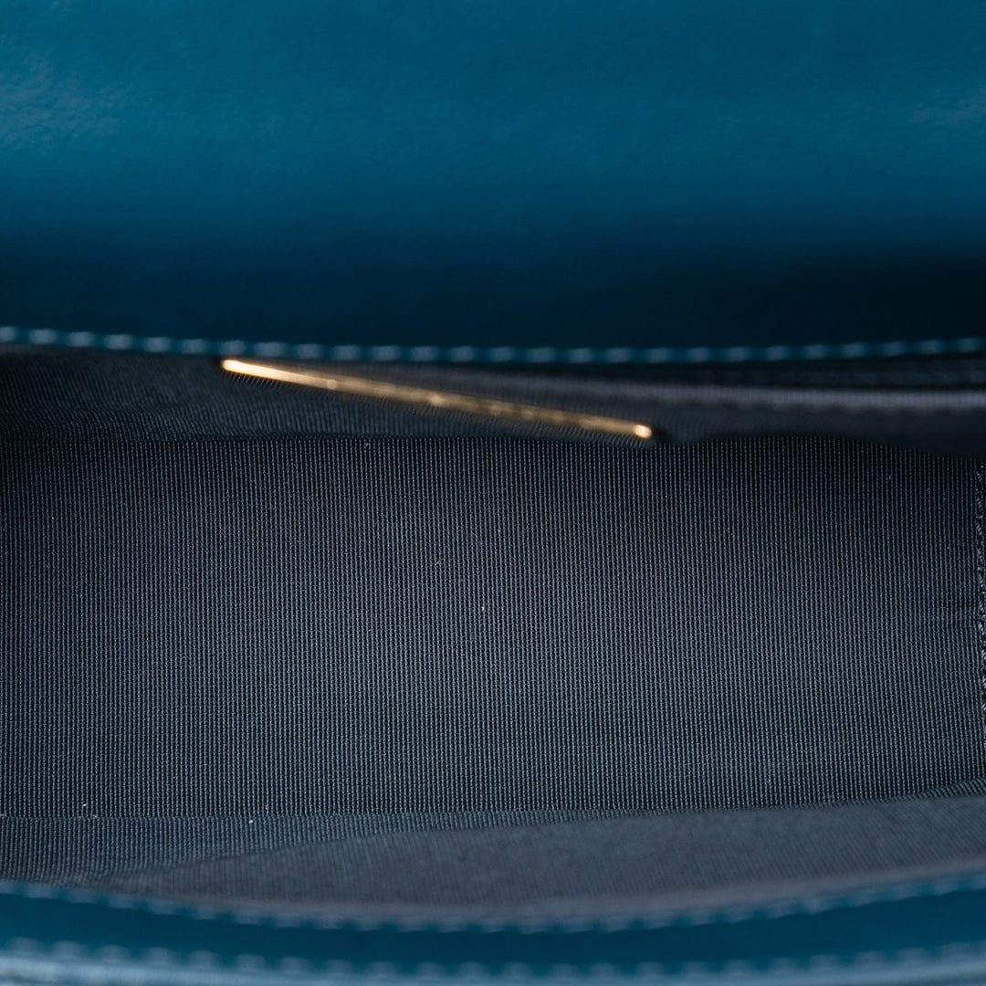 Chanel Small Matelassé Cuir de veau Chain Infinity anse supérieure à rabat