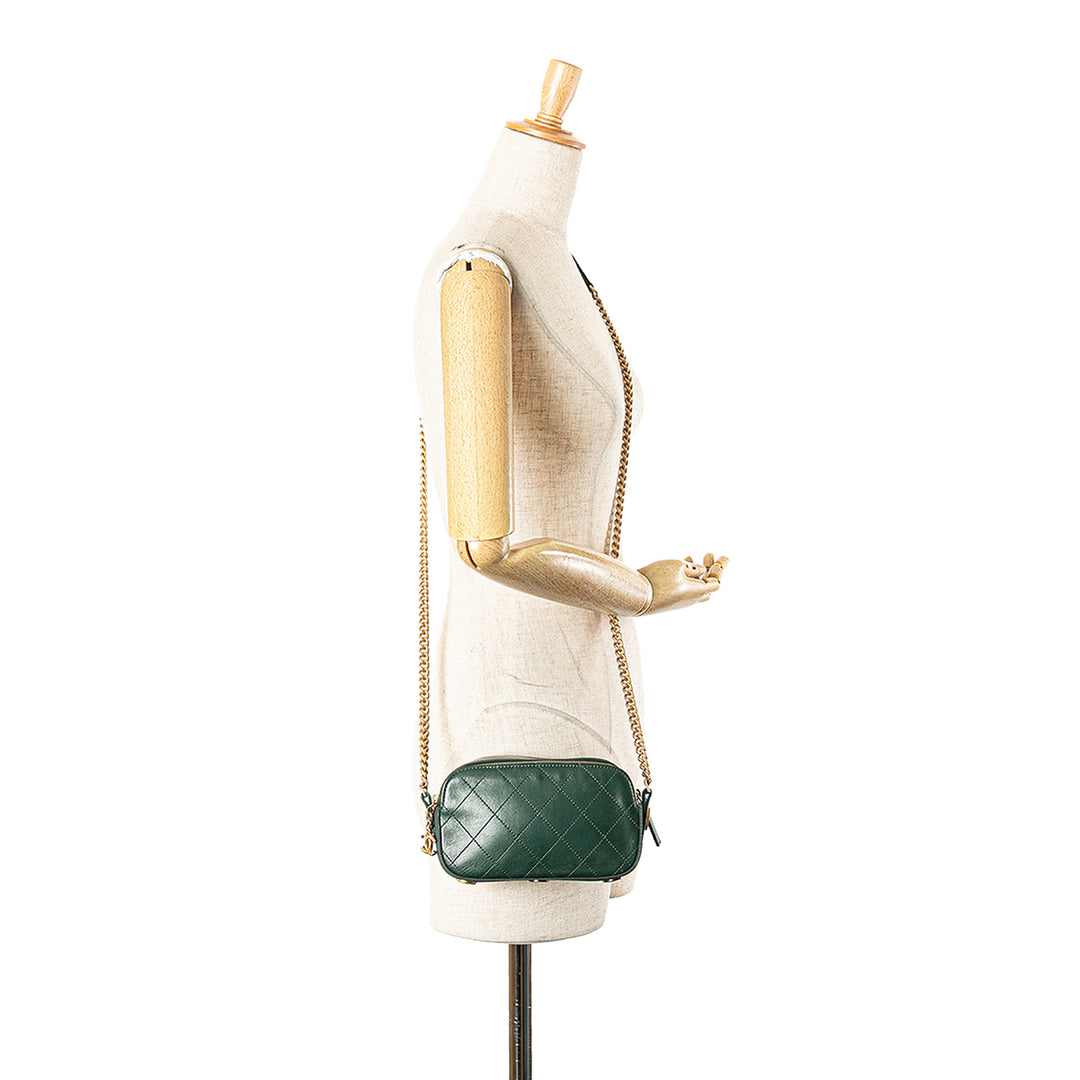 Chanel Stitched Cuir de veau and Grosgrain Button Up Double Zip Sac caméra Vert – GABY PARIS Authentique
