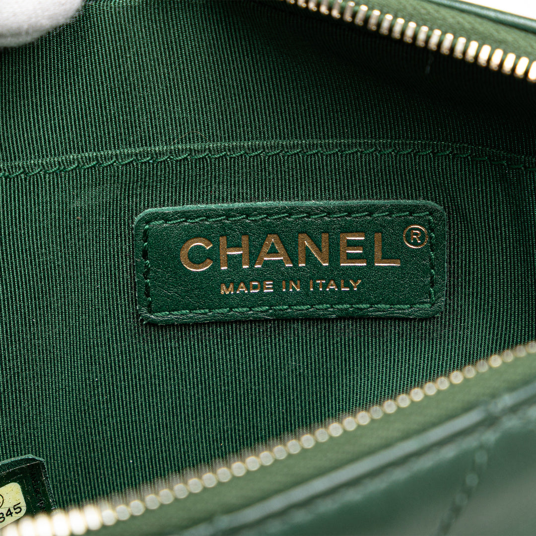 Chanel Stitched Cuir de veau and Grosgrain Button Up Double Zip Sac caméra Vert – GABY PARIS Authentique