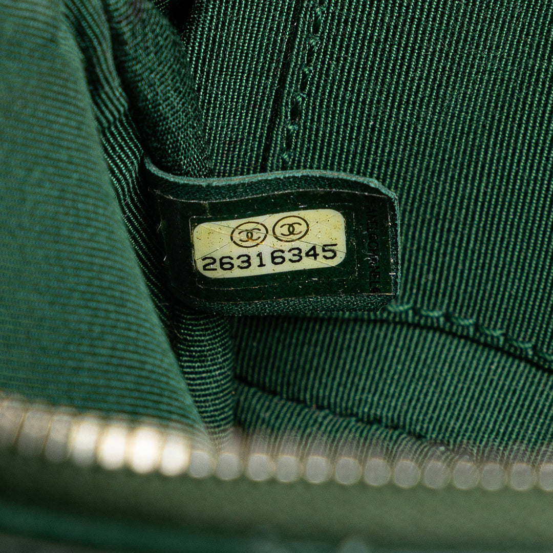 Chanel Stitched Cuir de veau and Grosgrain Button Up Double Zip Sac caméra Vert – GABY PARIS Authentique