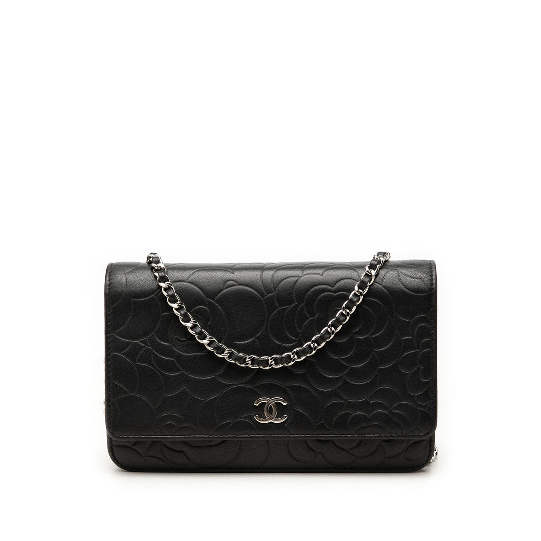 Chanel CC embossé Camellia Wallet on Chain Cuir d'agneau Noir – vue principale – GABY PARIS