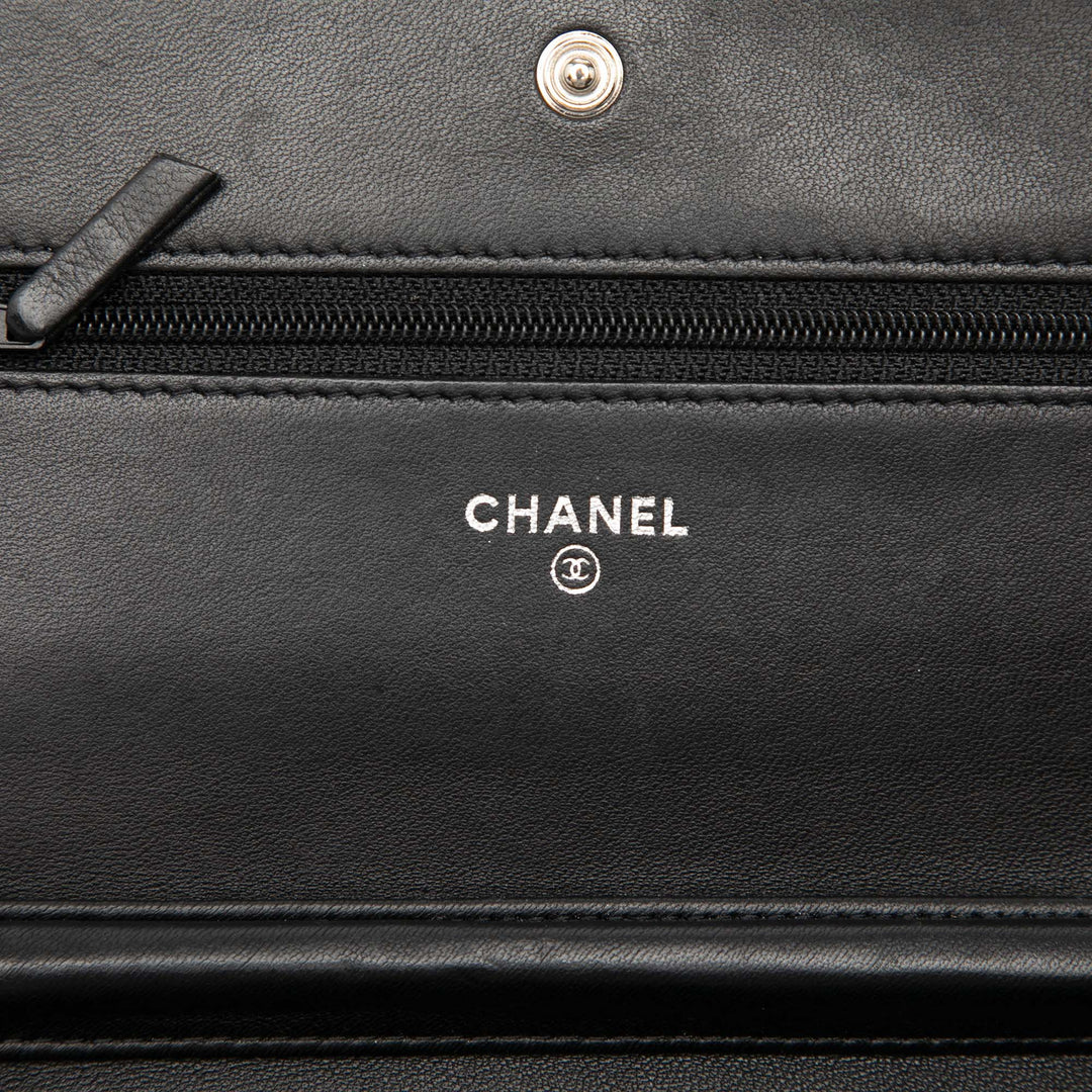 Chanel CC embossé Camellia Wallet on Chain Cuir d'agneau Noir – vue 5 – GABY PARIS