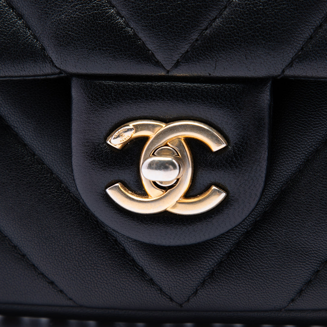Chanel Mini Rectangular Chevron Cuir d’agneau Sac rond à chaîne à rabat