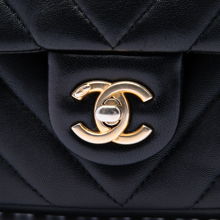 Chanel Mini Rectangular Chevron Cuir d’agneau Sac rond à chaîne à rabat