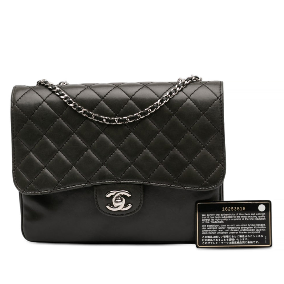 Chanel Medium Matelassé Cuir d’agneau Clams Pocket à rabat