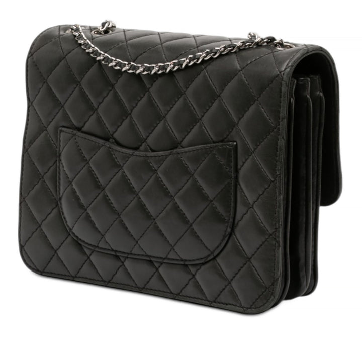 Chanel Medium Matelassé Cuir d’agneau Clams Pocket à rabat