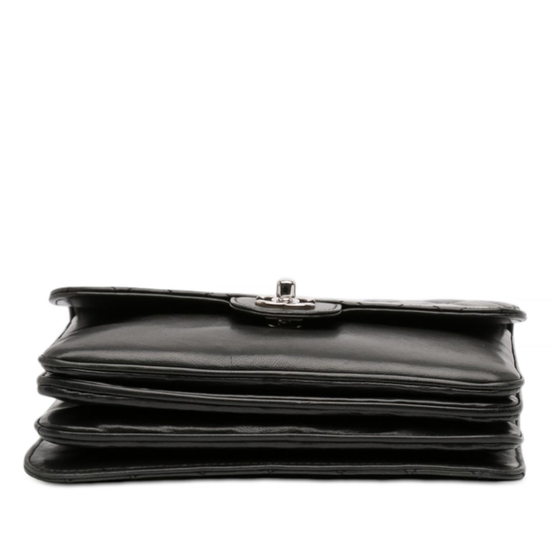 Chanel Medium Matelassé Cuir d’agneau Clams Pocket à rabat