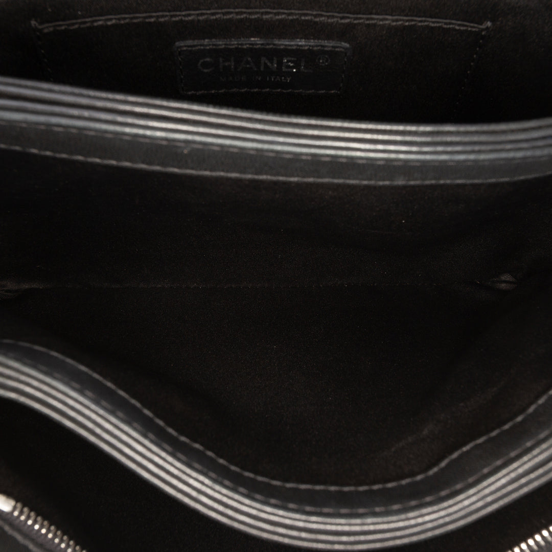 Chanel Medium Matelassé Cuir d’agneau Clams Pocket à rabat