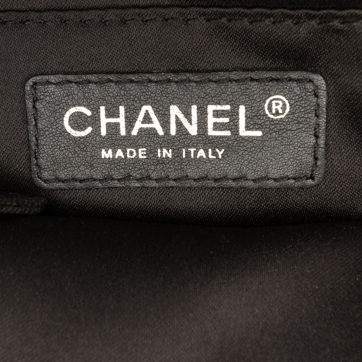 Chanel Medium Matelassé Cuir d’agneau Clams Pocket à rabat