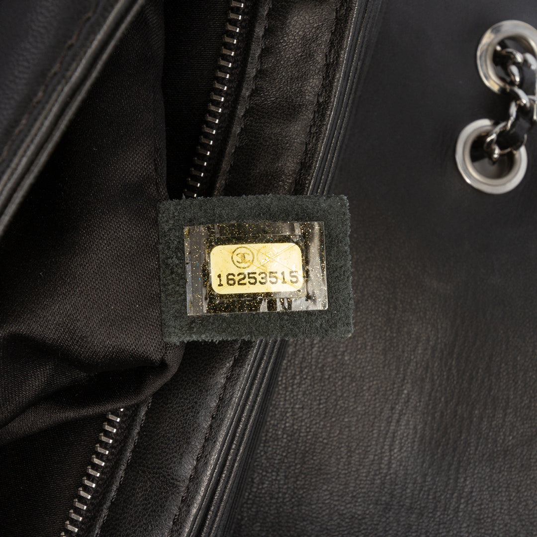 Chanel Medium Matelassé Cuir d’agneau Clams Pocket à rabat