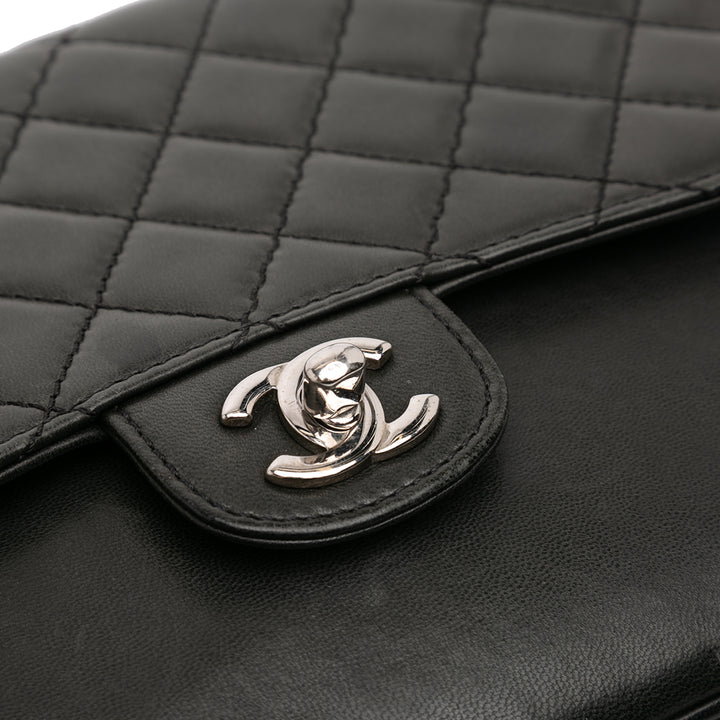 Chanel Medium Matelassé Cuir d’agneau Clams Pocket à rabat