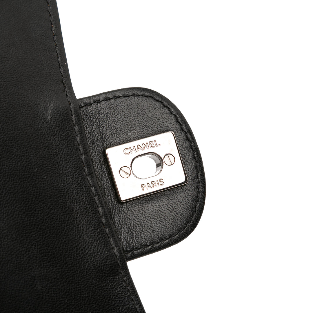 Chanel Medium Matelassé Cuir d’agneau Clams Pocket à rabat