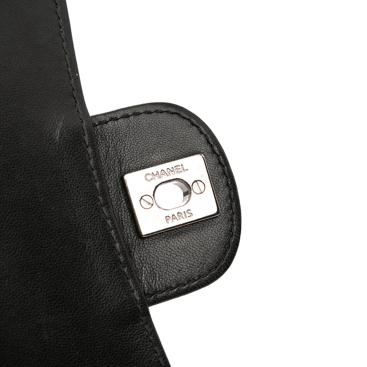 Chanel Medium Matelassé Cuir d’agneau Clams Pocket à rabat