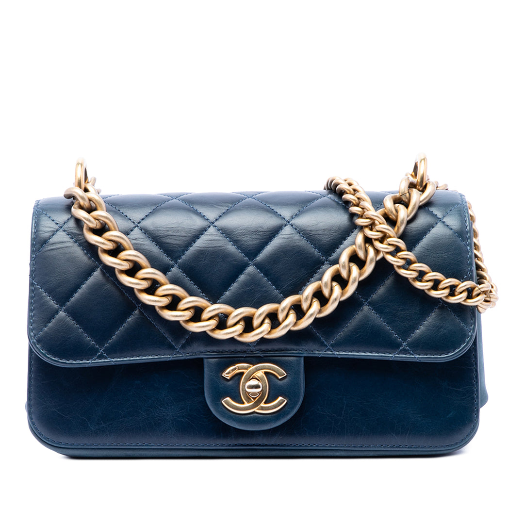 Chanel Small Matelassé Cuir de veau Straight Lined à rabat