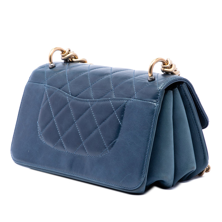 Chanel Small Matelassé Cuir de veau Straight Lined à rabat