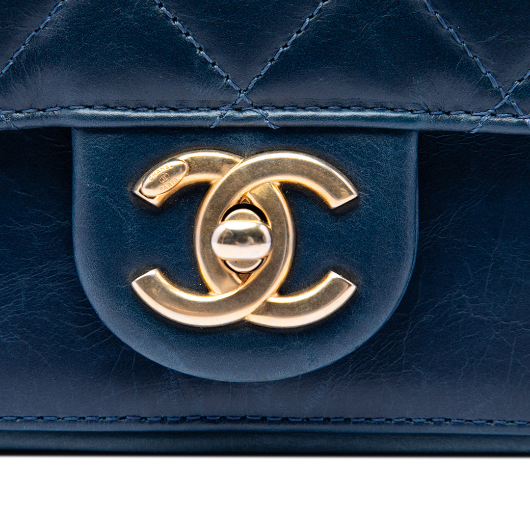 Chanel Small Matelassé Cuir de veau Straight Lined à rabat