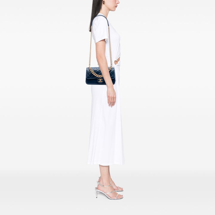 Chanel Small Matelassé Cuir de veau Straight Lined à rabat