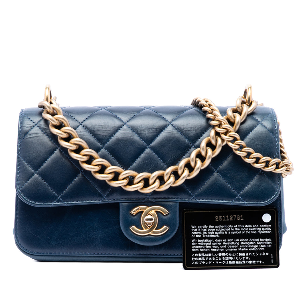 Chanel Small Matelassé Cuir de veau Straight Lined à rabat