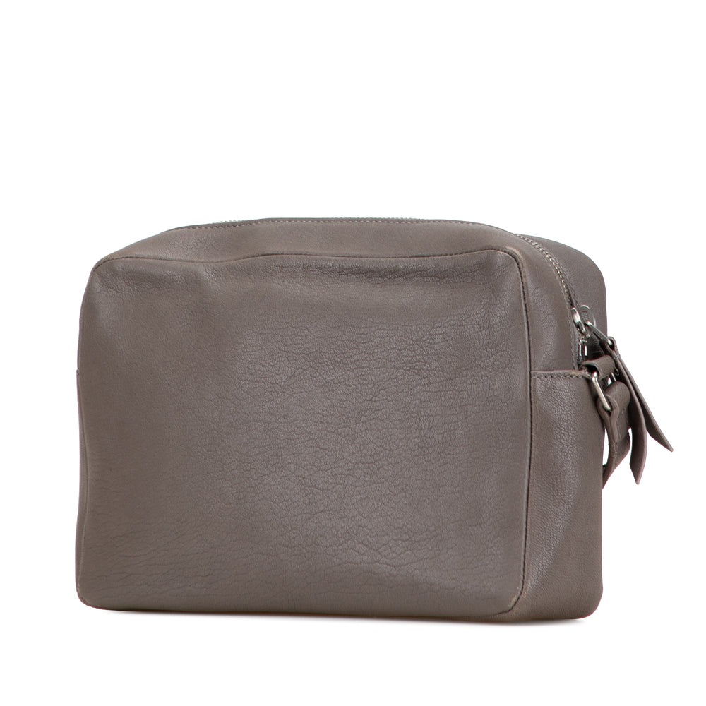 Saint Laurent Small Cuir d’agneau Monogram Lou Sac caméra Gris – GABY PARIS Authentique