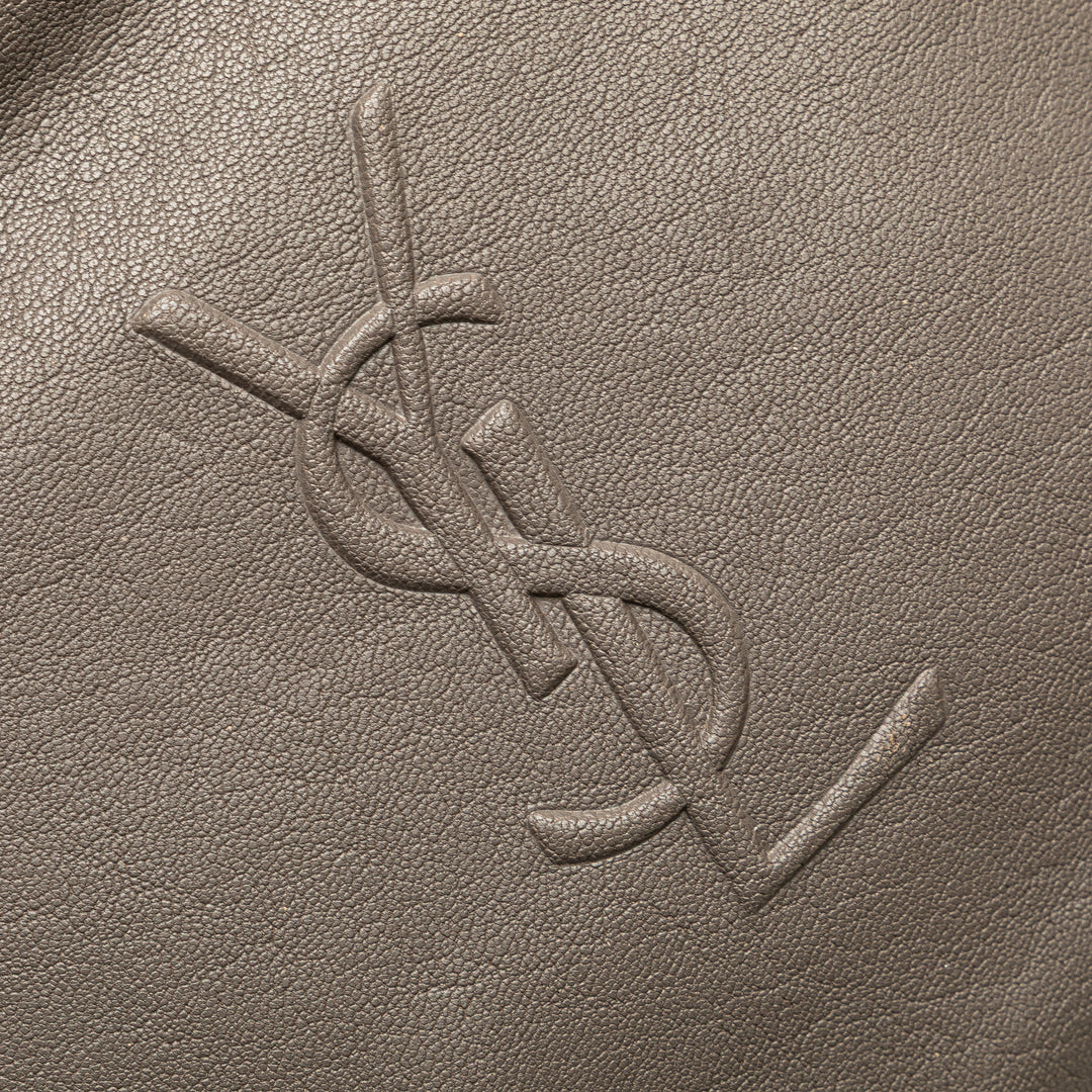 Saint Laurent Small Cuir d’agneau Monogram Lou Sac caméra Gris – GABY PARIS Authentique