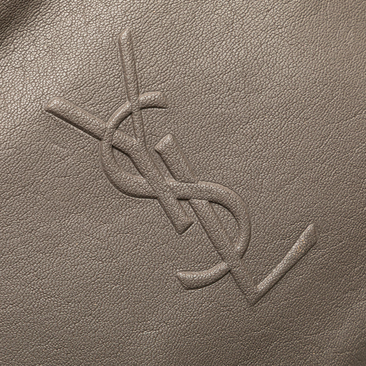 Saint Laurent Small Cuir d’agneau Monogram Lou Sac caméra Gris – GABY PARIS Authentique