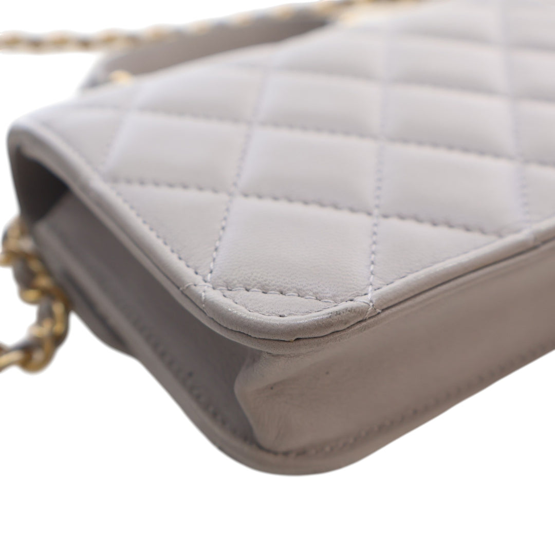 Chanel Mini Matelassé Cuir d’agneau anse supérieure Card Holder avec chaîne