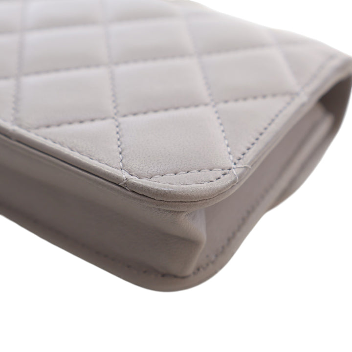 Chanel Mini Matelassé Cuir d’agneau anse supérieure Card Holder avec chaîne