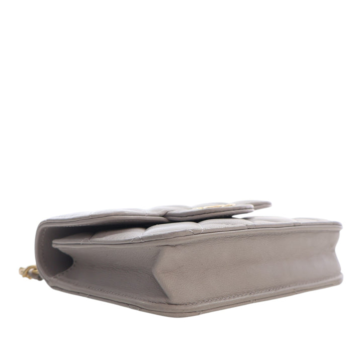 Chanel Mini Matelassé Cuir d’agneau anse supérieure Card Holder avec chaîne