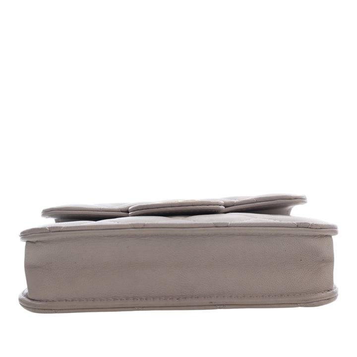 Chanel Mini Matelassé Cuir d’agneau anse supérieure Card Holder avec chaîne