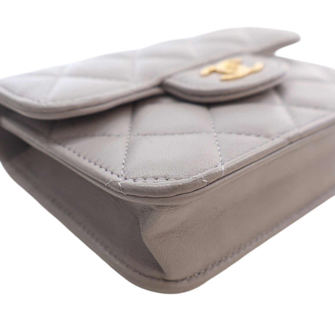 Chanel Mini Matelassé Cuir d’agneau anse supérieure Card Holder avec chaîne