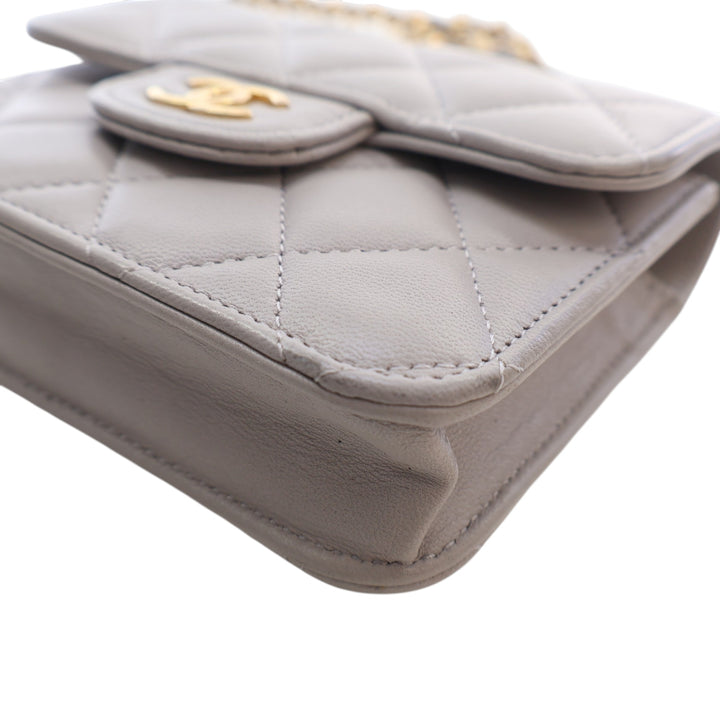 Chanel Mini Matelassé Cuir d’agneau anse supérieure Card Holder avec chaîne