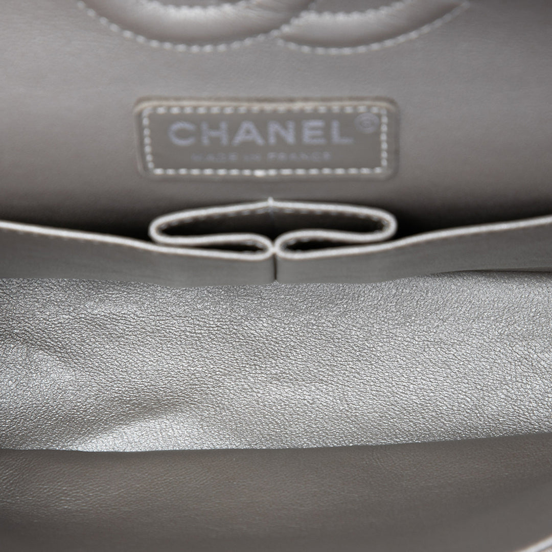 Chanel Medium Classic Chevron Iridescent Cuir d’agneau Double rabat