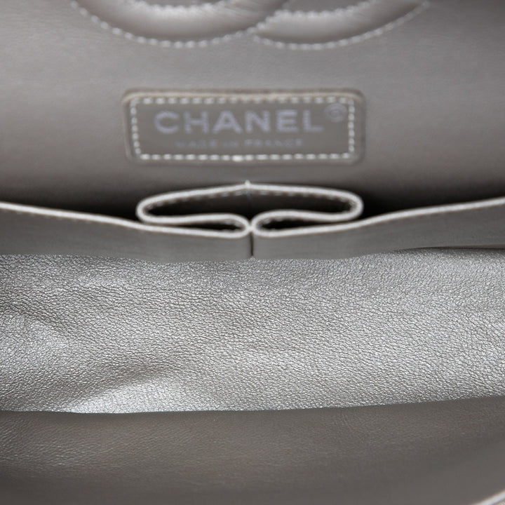 Chanel Medium Classic Chevron Iridescent Cuir d’agneau Double rabat