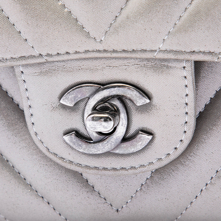 Chanel Medium Classic Chevron Iridescent Cuir d’agneau Double rabat