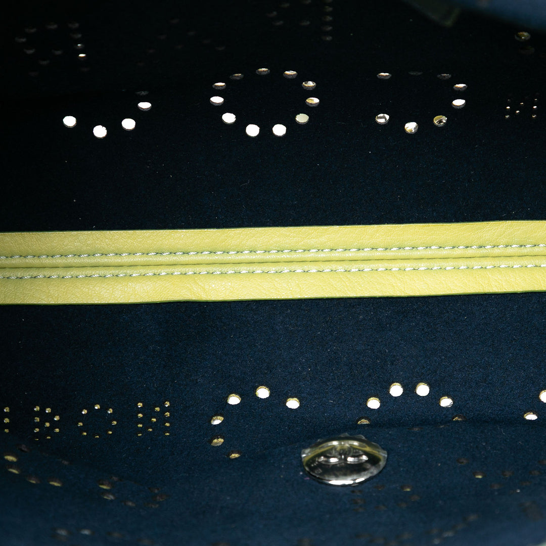 Chanel perforé Logo Œillets à rabat Cuir de veau