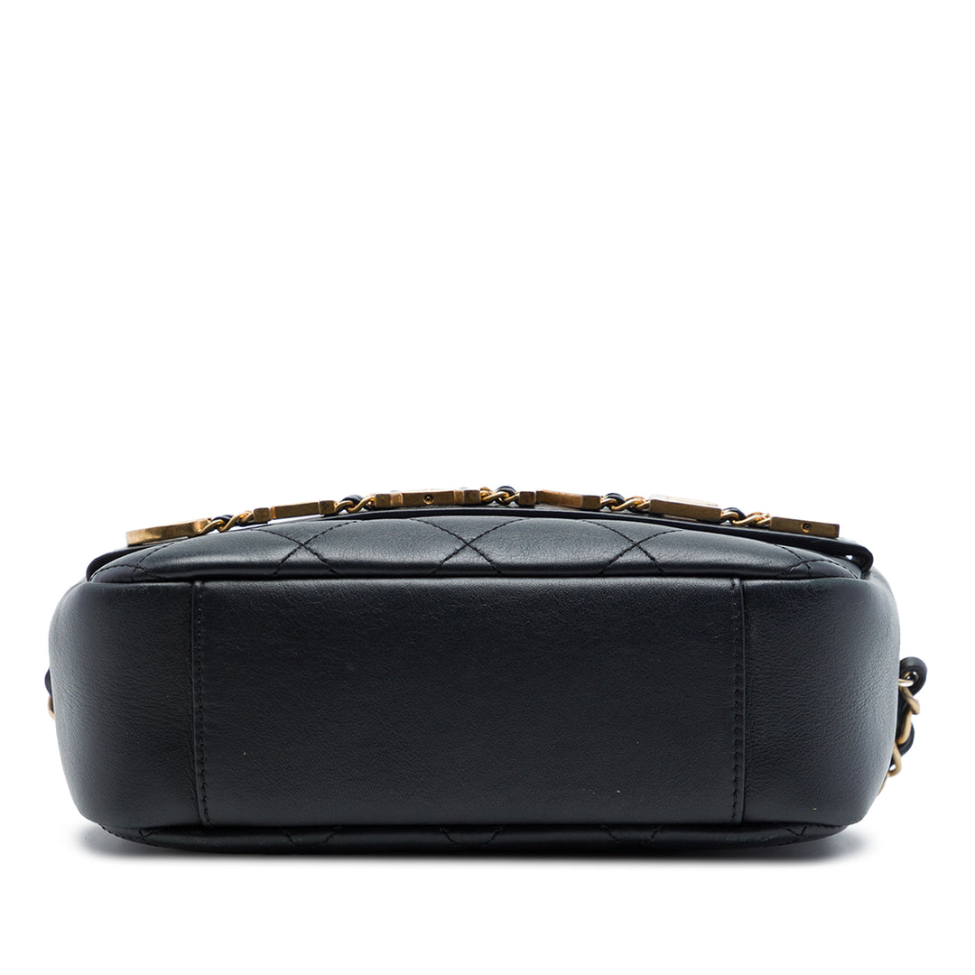 Chanel Matelassé Cuir de veau Logo Enchained Sac caméra